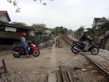 Rùng mình cảnh người vượt đường tàu