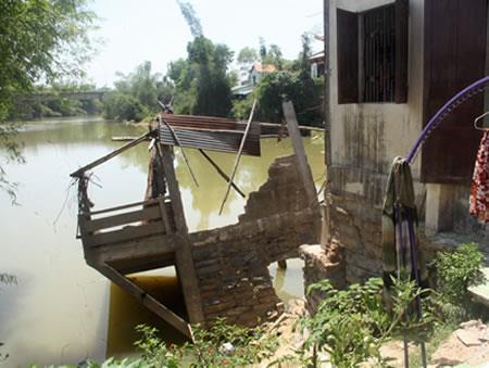 Thấp thỏm sống bên bờ sông lở