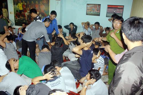 Đột kích 2 quán cà-phê tổ chức cá độ bóng đá tại Đà Nẵng