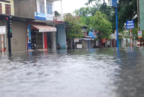 Kon Tum: Mưa lớn gây ngập, ách tắc và sạt lở nhiều tuyến đường
