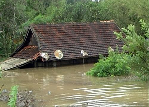 Miền Trung kiệt quệ vì bão, lũ, lốc xoáy...