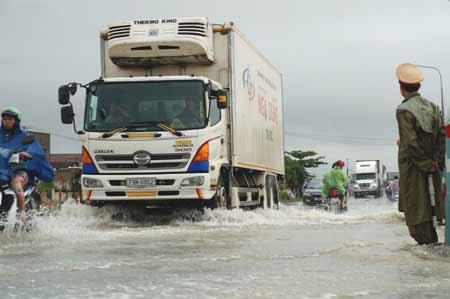 CSGT trở thành cọc tiêu trên quốc lộ