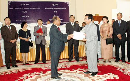 Quốc hội Việt Nam tặng 1.000 tấn gạo hỗ trợ cho người dân Campuchia bị lũ lụt