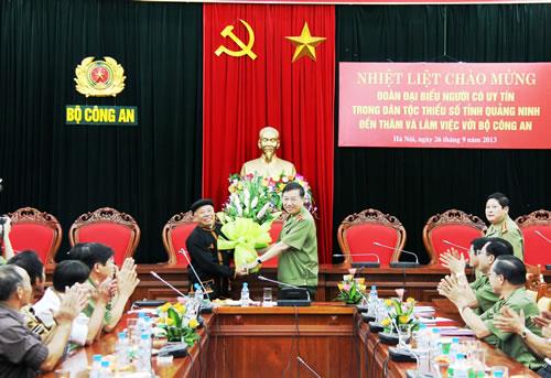 Thứ trưởng Bộ CA Tô Lâm tiếp đoàn đại biểu người có uy tín trong đồng bào thiểu số Quảng Ninh