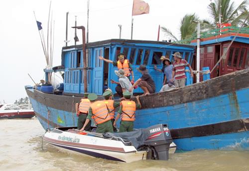 Lực lượng vũ trang sẵn sàng ứng phó bão số 10