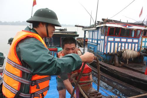 Bộ đội biên phòng cùng nhân dân ứng phó với siêu bão số 10
