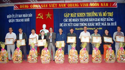 Khen thưởng 20 hộ bàn giao mặt bằng dự án Nút giao thông khác mức Ngã ba Huế