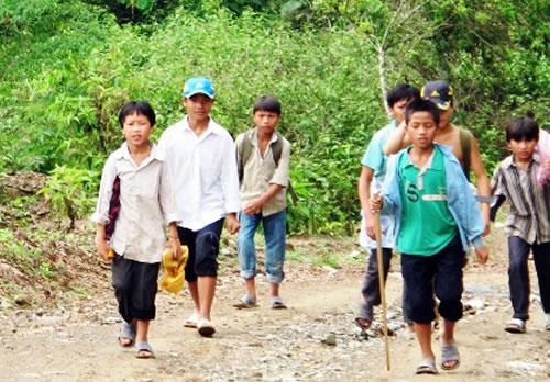 Giúp học sinh vùng sâu, vùng xa đến lớp