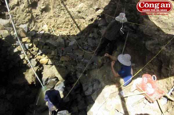 Phá hủy hàng chục hầm khai thác vàng sa khoáng trái phép