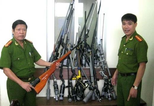 Vận động nhân dân giao nộp 80 khẩu súng tự chế