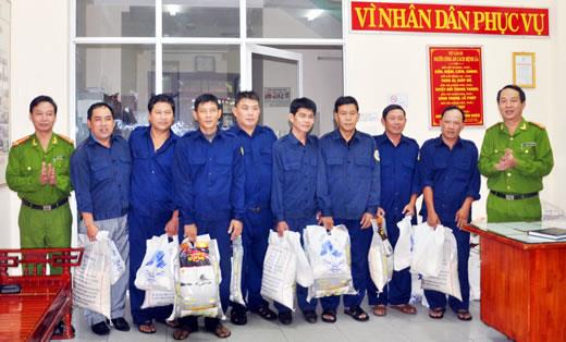 Trao quà cho lực lượng dân phòng
