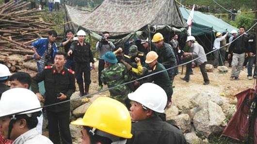 Tích cực chăm sóc sức khỏe cho 12 công nhân