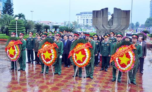 Lãnh đạo thành phố dâng hương và đặt vòng hoa tại Đài Tưởng niệm 2-9