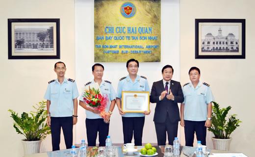 Bộ trưởng Bộ TTTT tặng Bằng khen Chi cục Hải quan cửa khẩu sân bay quốc tế Tân Sơn Nhất