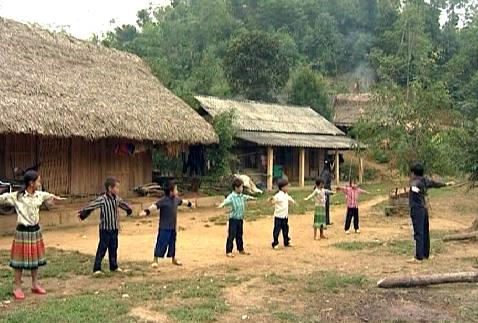 Khởi sắc trong phát triển giáo dục các dân tộc rất ít người
