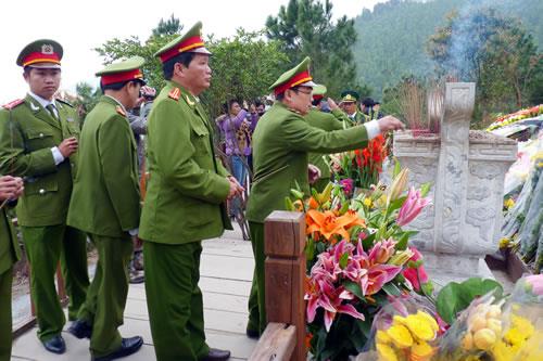 Dâng hương mộ Đại tướng Võ Nguyên Giáp