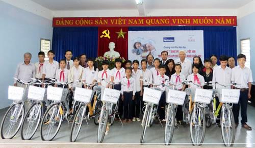 Prudential Việt Nam tặng xe đạp cho học sinh nghèo hiếu học
