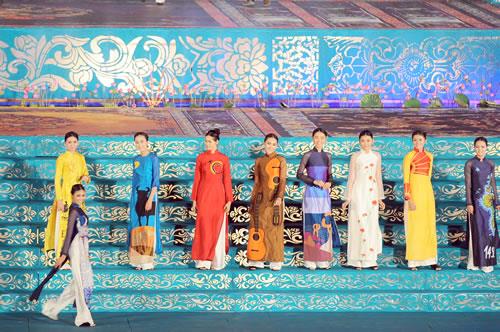 Lễ hội Áo dài trong Festival Huế 2014: Thế giới trong tà áo dài Việt