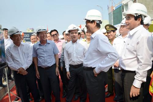 Thủ tướng Nguyễn Tấn Dũng thăm công trường cầu vượt Ngã ba Huế