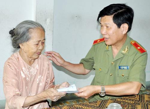 Lãnh đạo CATP thăm Mẹ VNAH, thân nhân liệt sĩ CAND
