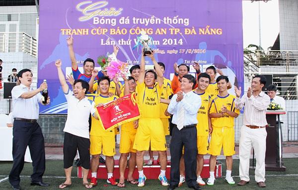 Taxi Tiên Sa- XQFC bảo vệ thành công ngôi vô địch