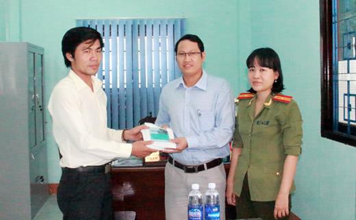 Khám, cấp phát thuốc miễn phí cho người nghèo, trẻ em và phụ nữ