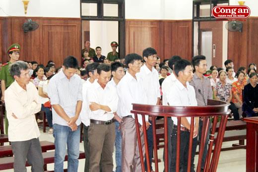 Phía sau bản án...