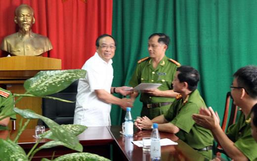Khen thưởng vụ phá đường dây ma túy gia đình