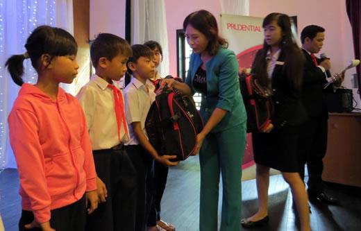 Prudential Việt Nam tặng quà cho hộ khó khăn và học sinh nghèo TP Tam Kỳ, Hội An