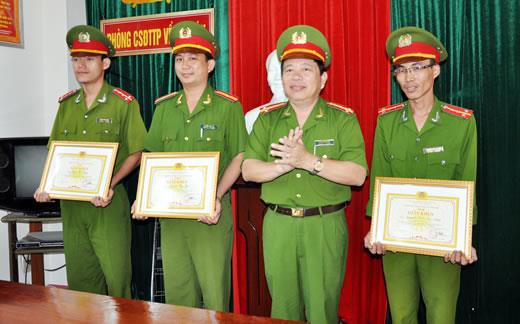 Khen thưởng đột xuất thành tích phòng chống tội phạm
