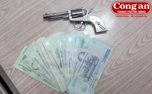 Bắt quả tang đối tượng sử dụng súng giả cưỡng đoạt tài sản