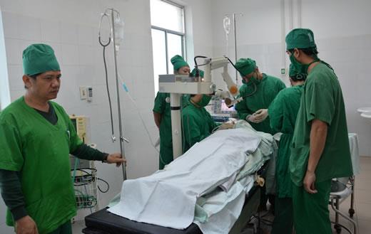 Phẫu thuật đặt thủy tinh thể miễn phí cho bệnh nhân nghèo