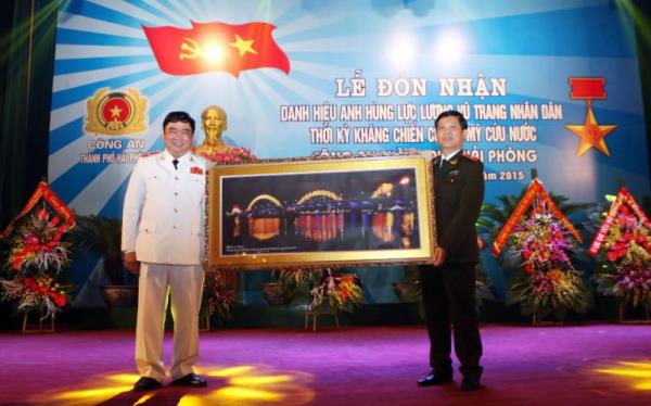 Lãnh đạo CATP Đà Nẵng chúc mừng CATP Hải Phòng đón nhận danh hiệu Anh hùng LLVTND