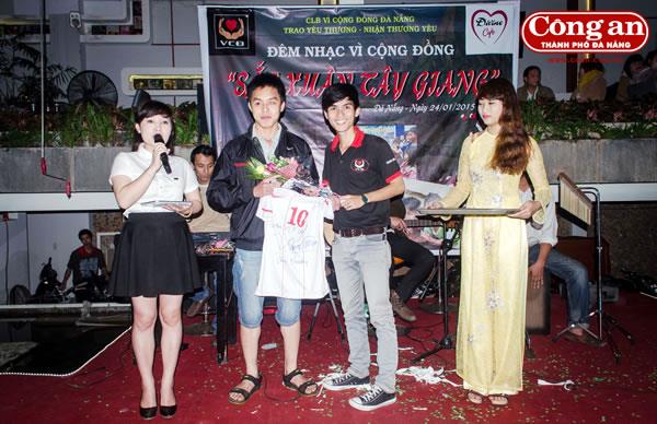 Đấu giá áo có chữ ký Công Phượng làm từ thiện