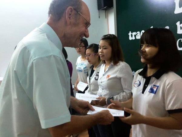 Học bổng ngược cho sinh viên