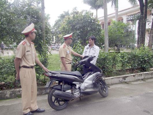 CSGT bắt nóng đối tượng trộm cắp xe máy