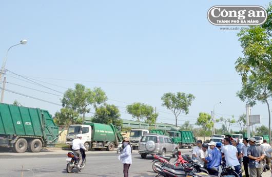 Bức xúc ô nhiễm, người dân tập trung chặn xe chở rác
