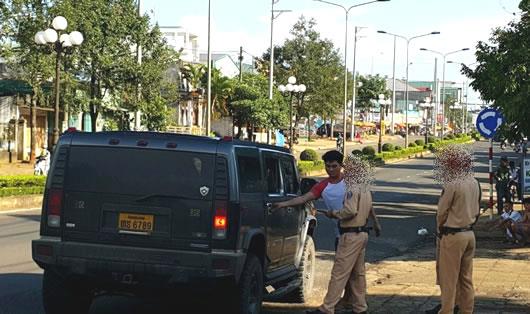 Bắt 2 đối tượng dùng xe Hummer chở gần 1kg ma túy đá từ Lào về Việt Nam