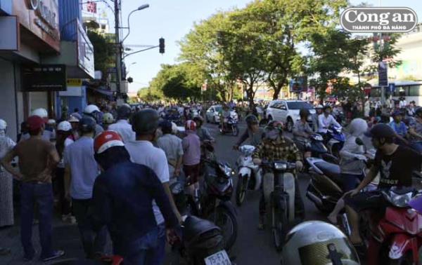 Truy bắt đối tượng chém người giữa phố