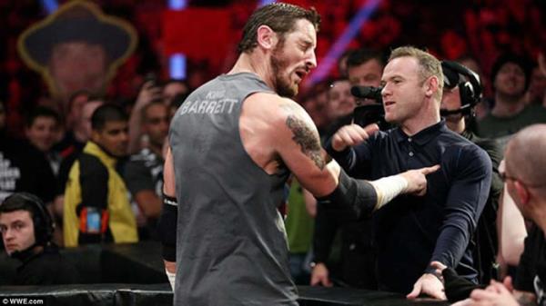Rooney đo ván đô vật Barrett
