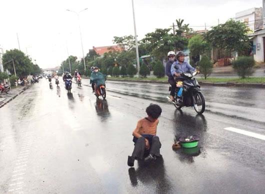 Xin ăn giữa đường