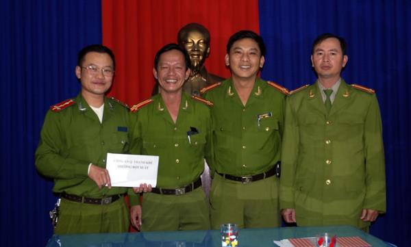 Khen thưởng đột xuất thành tích phá án