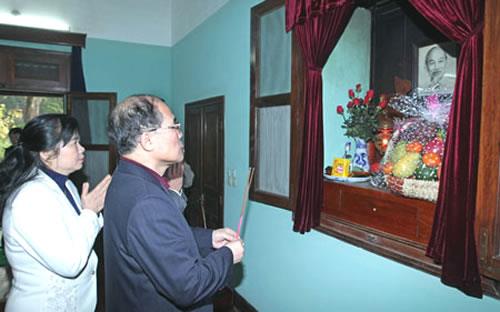 Dâng hương, tưởng nhớ Bác Hồ