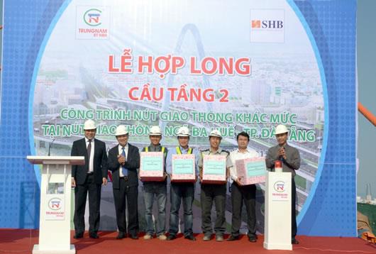 Hợp long cầu tầng 2 dự án nút giao thông khác mức Ngã ba Huế