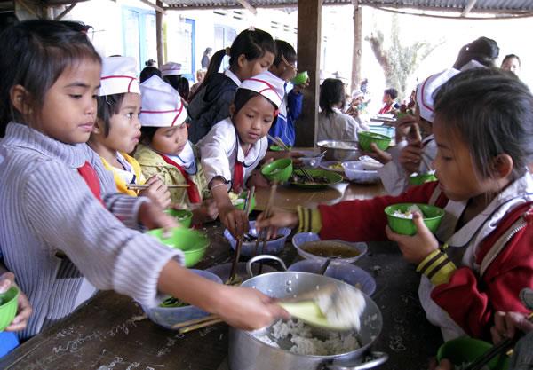 Ấm lòng bữa cơm bán trú
