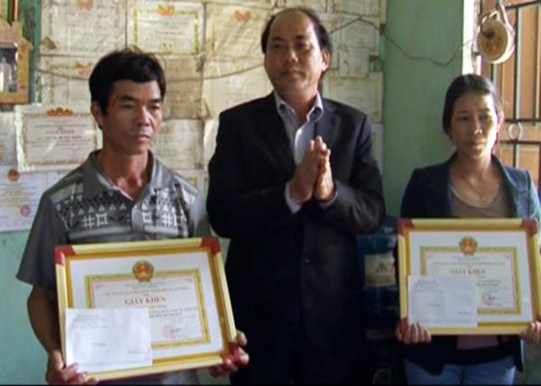 Khen thưởng hai công dân dũng cảm cứu người