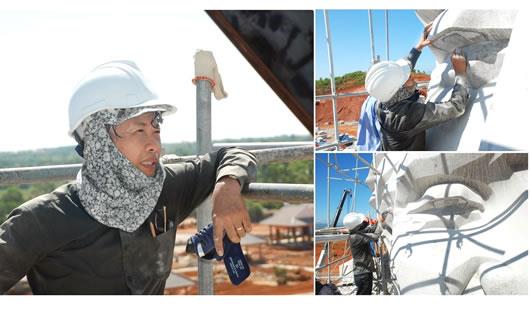 Gặp tác giả bên Tượng đài Bà mẹ Việt Nam anh hùng