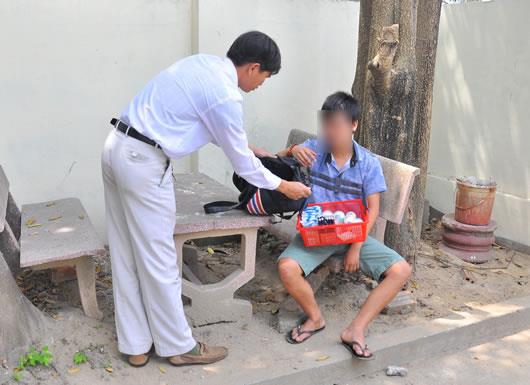 Xin ăn núp bóng hàng rong