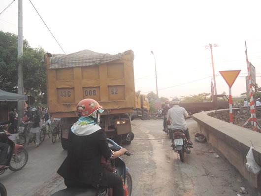Tiềm ẩn nguy cơ TNGT do xe tải chở đất
