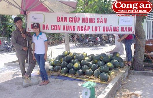 Bán tháo dưa hấu sau mưa lũ trái mùa